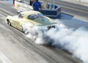 CREAM CORVETTE DOING BURNOUT